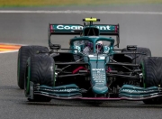 开云足球直播-阿斯顿马丁鏖战雷诺车队，汉密尔顿关键制胜的简单介绍