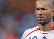 开云体育APP下载-跨界狂想，当莱万在F1赛道接管比赛，乌拉圭在绿茵场击溃马里—体育世界的平行宇宙