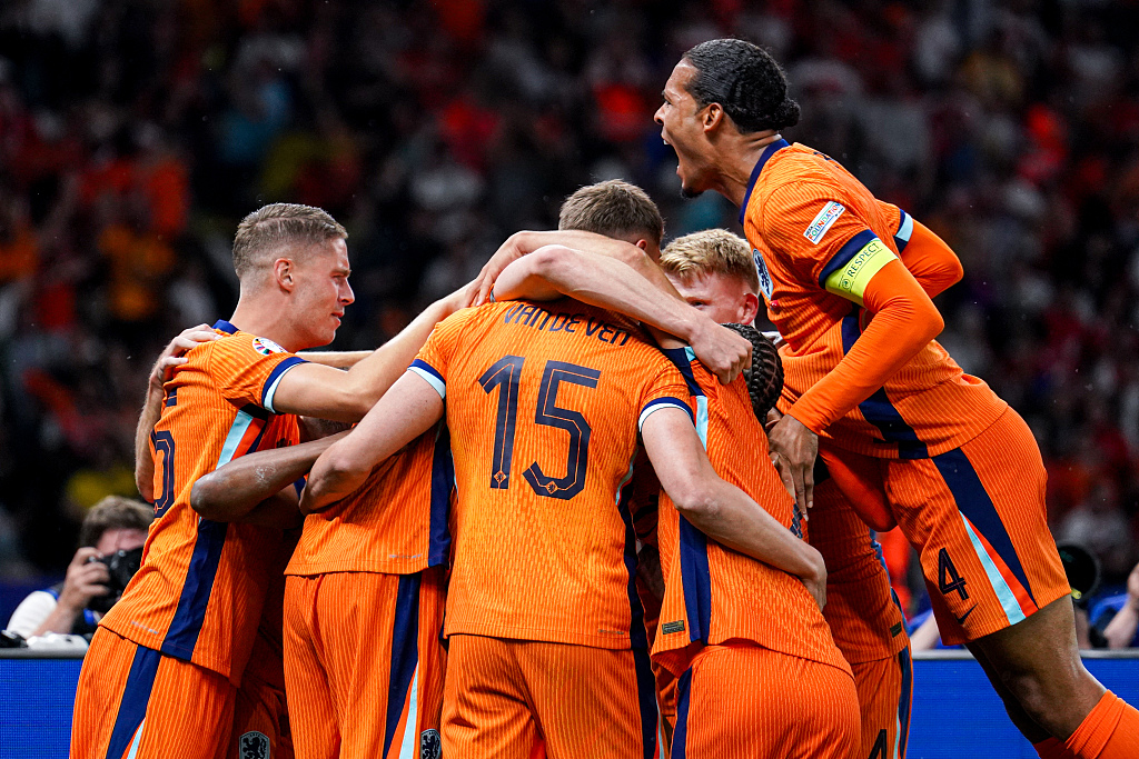 荷兰队在客场2-1战胜波黑队的简单介绍