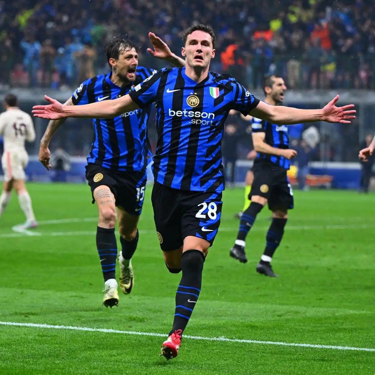 关于拜仁完胜希腊，伊布关键制胜的信息